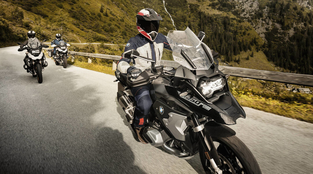BMW presenta la nuova collezione abbigliamento  ed articoli per motociclisti per l’anno 2022.